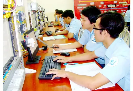 Sinh viên Trường ĐH Sư phạm Kỹ thuật TPHCM trong giờ học thực hành