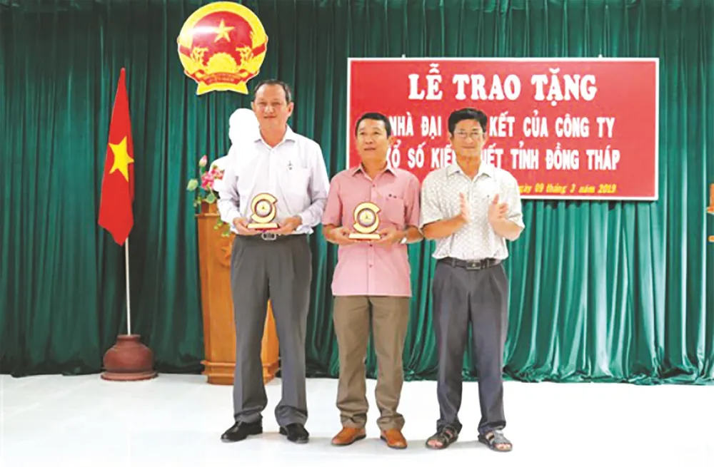 Ông Lưu Hoàng Tân - Chủ tịch, Giám đốc Công ty TNHH MTV Xổ số kiến thiết Đồng Tháp, Ông Phạm Năng Hiệp - Giám đốc Công ty TNHH MTV Xổ số kiến thiết Bình Thuận (thứ nhất và thứ hai từ trái qua) nhận kỷ niệm chương tại buổi Lễ.