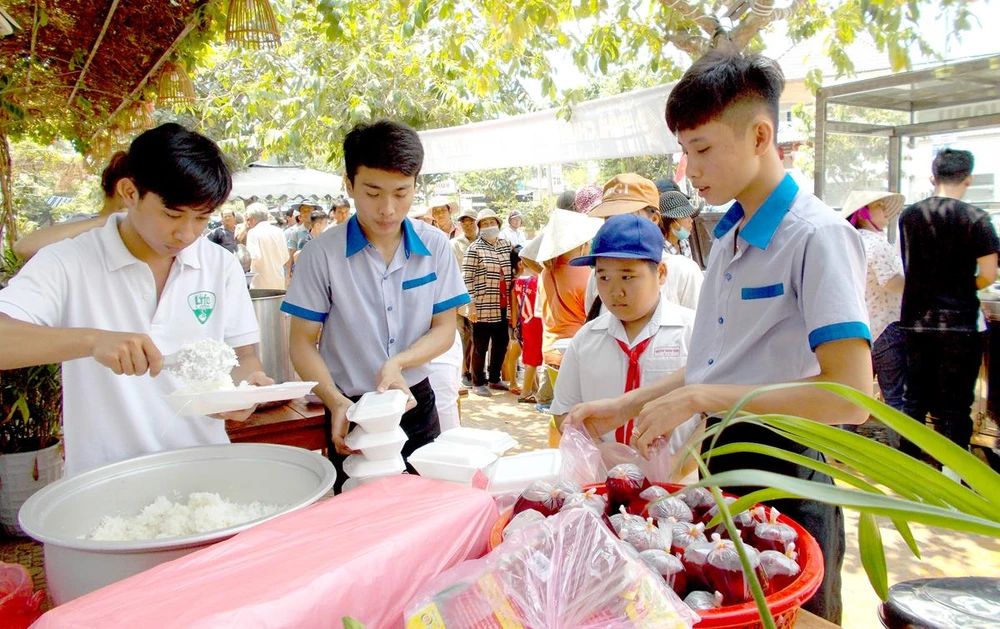 Người lao động xếp hàng trật tự vào quán cơm Đồng Hành để có bữa trưa đủ chất