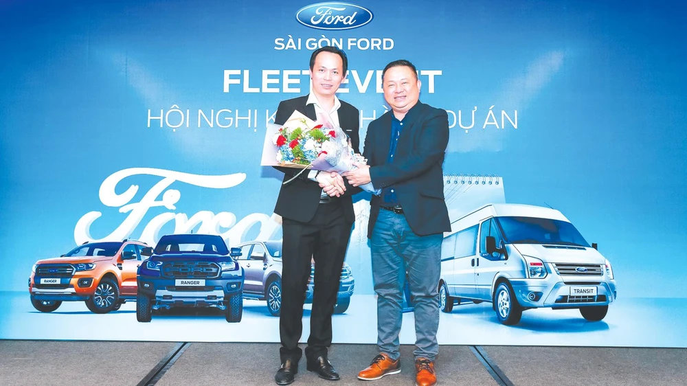Ông Phan Dương Cửu Long - Tổng Giám đốc Sài Gòn Ford (bên phải), tri ân khách hàng tại hội nghị