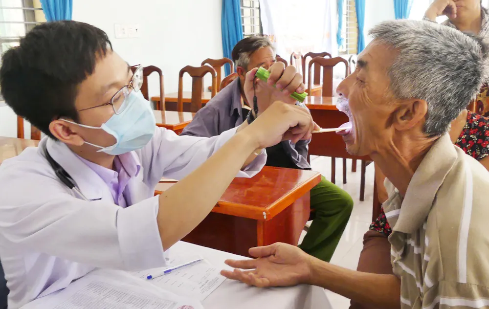 Khám bệnh, tặng quà cho người dân biên giới ảnh 1