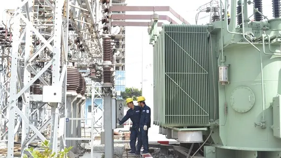 Công nhân EVNHCMC đang kiểm tra hệ thống điện