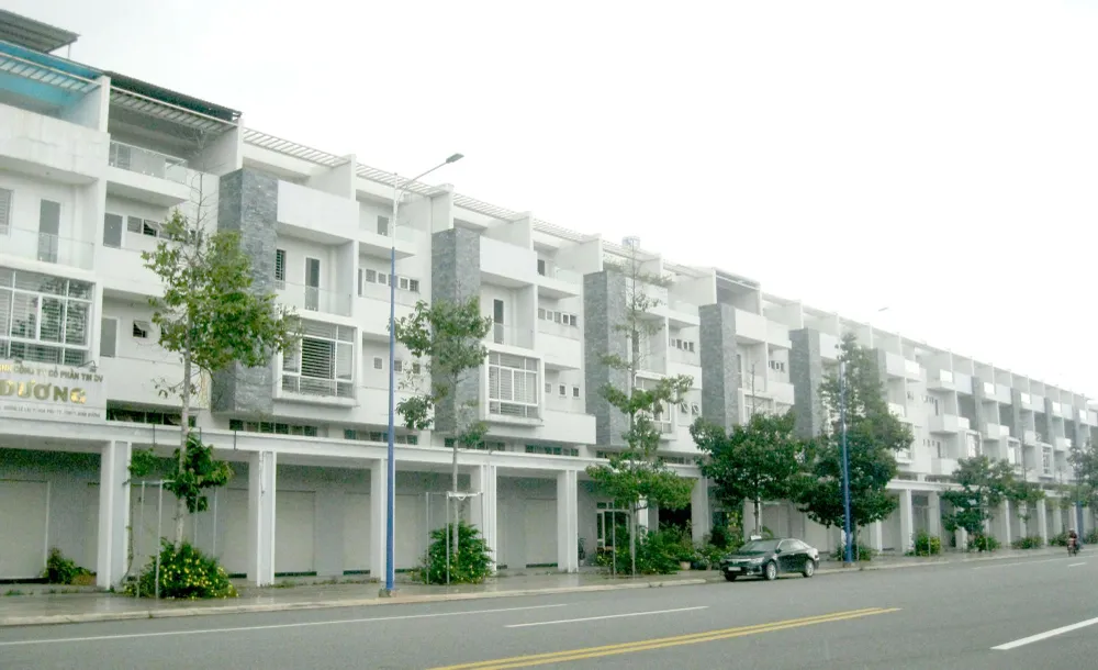 Thị trường bất động sản Bình Dương một thời “sôi sục” nay nhiều dãy nhà phố khang trang, xây xong cửa đóng then cài