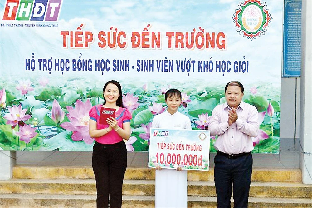 Ông Ngô Thanh Trí - Phó Giám đốc công ty trao suất học bổng cho em Nguyễn Thị Huỳnh Hương