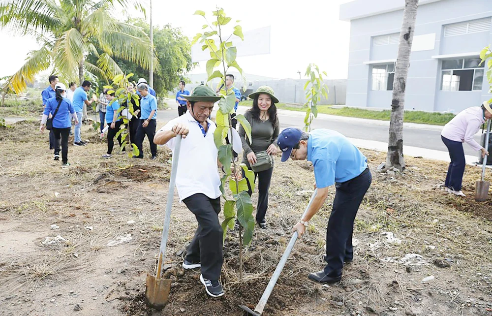 Công nhân Khu công nghiệp Tân Tạo (TPHCM) ra quân dọn sạch rác, khơi thông cống rãnh