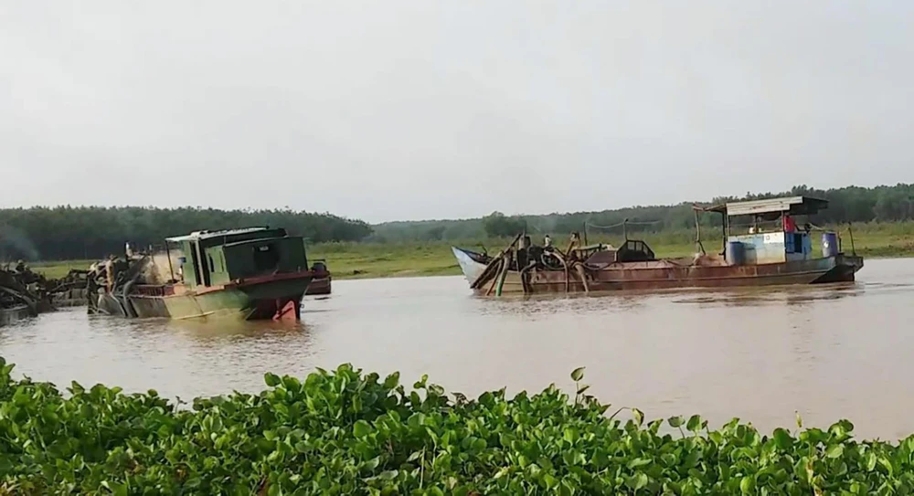 Cát lậu - Những chiếc tàu với vòi bạch tuộc đang chĩa xuống thượng nguồn sông Sài Gòn