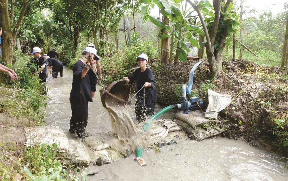 Du khách được trải nghiệm tát nước bắt cá tại khu du lịch sinh thái nông nghiệp