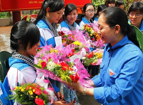 Chiến sĩ Mùa hè xanh Trường Đại học Kỹ thuật Công nghệ TPHCM được kết nạp Đảng tại tỉnh Bến Tre 