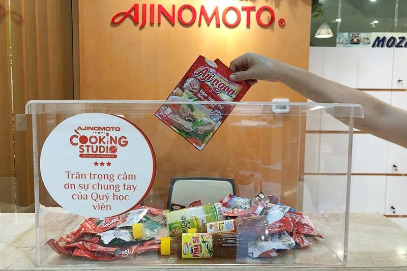  Ajinomoto Cooking Studio cùng người tiêu dùng thu gom bao bì sản phẩm đã qua sử dụng. 