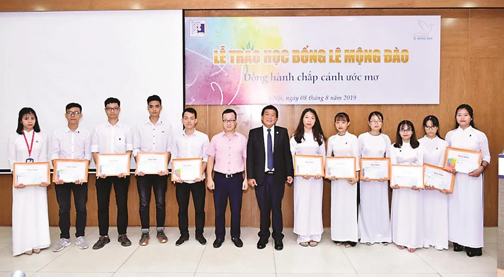 Trao 36 suất học bổng Lê Mộng Đào cho sinh viên Đại học Xây dựng ảnh 1 Trao 36 suất học bổng Lê Mộng Đào cho sinh viên Đại học Xây dựng ảnh 1
