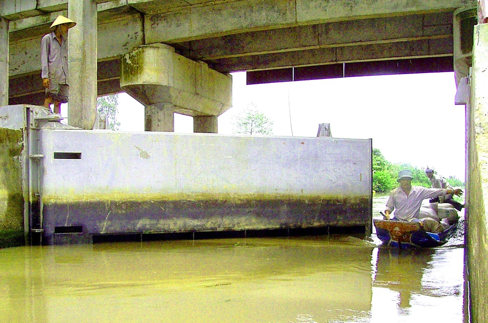 Ngành nông nghiệp tỉnh Hậu Giang phải đóng cống đề phòng nước mặn xâm nhập. Ảnh: CAO PHONG