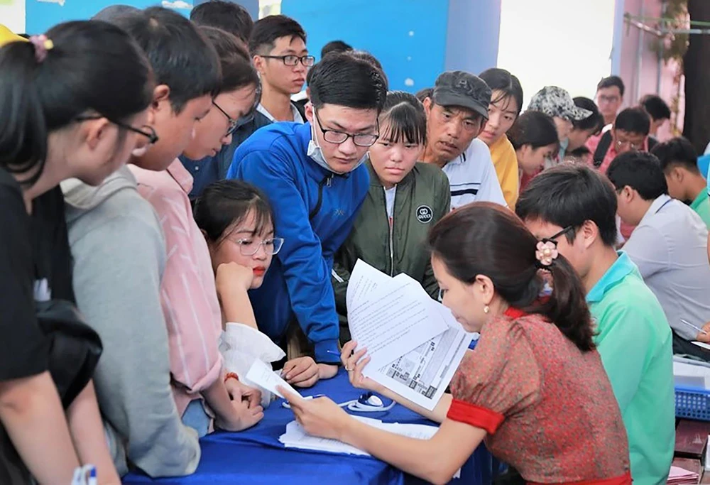 Chuyện lạ mùa tuyển sinh ảnh 1 Chuyện lạ mùa tuyển sinh ảnh 1
