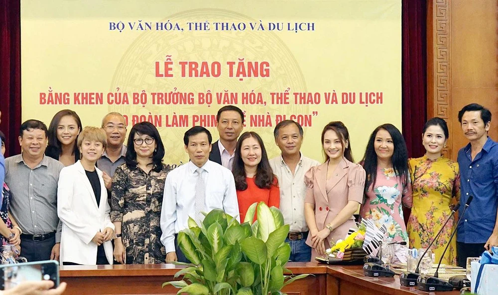 Đoàn làm phim Về nhà đi con tại lễ trao bằng khen