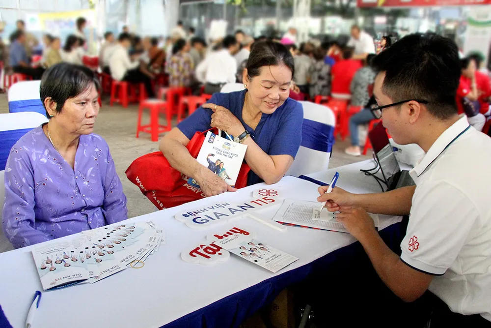 Khám, tư vấn sức khỏe cho hàng trăm người cao tuổi ảnh 1 Khám, tư vấn sức khỏe cho hàng trăm người cao tuổi ảnh 1