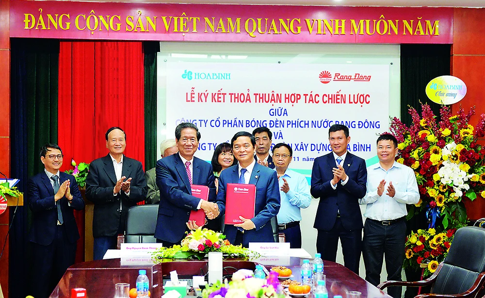 Hòa Bình và Rạng Đông ký kết hợp tác chiến lược ảnh 1 Hòa Bình và Rạng Đông ký kết hợp tác chiến lược ảnh 1