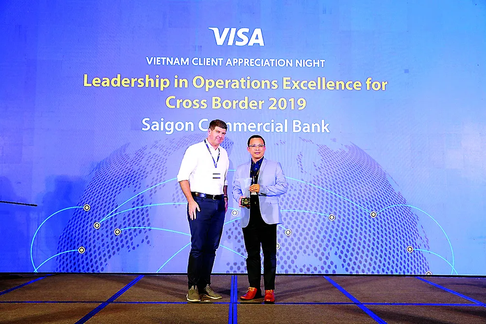 Ông Lê Quang Huy - Giám đốc Khối Thẻ và Ngân hàng số (vest xanh), đại diện SCB nhận giải trong chương trình