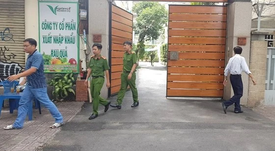 Ảnh minh họa: CQĐT khám xét chỗ ở của bị can Lê Tấn Hùng (SN 1959, ngụ TPHCM) nguyên Tổng Giám đốc Tổng Công ty Nông nghiệp Sài Gòn về tội “Vi phạm quy định về quản lý, sử dụng tài sản Nhà nước gây thất thoát, lãng phí”, "Tham ô tài sản". 