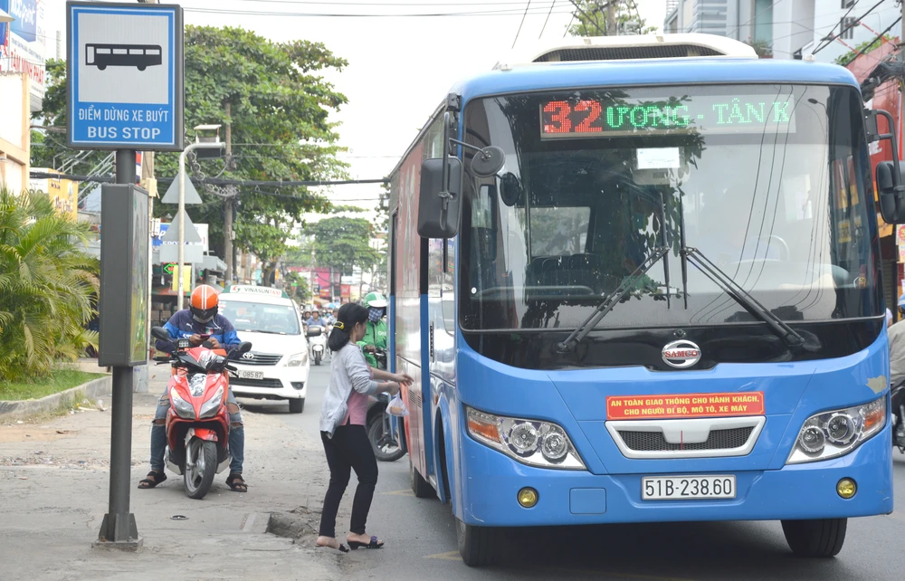 Nên có chủ trương chuyển đổi giảm xe buýt lớn, tăng xe buýt cỡ vừa và nhỏ nhằm thích hợp với từng tuyến đường giao thông. Ảnh: ĐỨC TRUNG