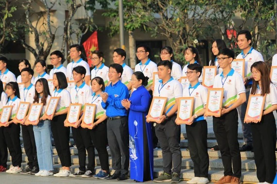  Các đại biểu tham dự Liên hoan Bí thư chi đoàn giỏi TPHCM lần V năm 2019, được trao giấy chứng nhận Bí thư Chi đoàn giỏi TPHCM lần V