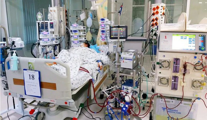 Bác sĩ thực hiện phương pháp ECMO kết hợp với lọc máu, đặt máy tạo nhịp, máy thở,... để cứu sống bệnh nhân. 