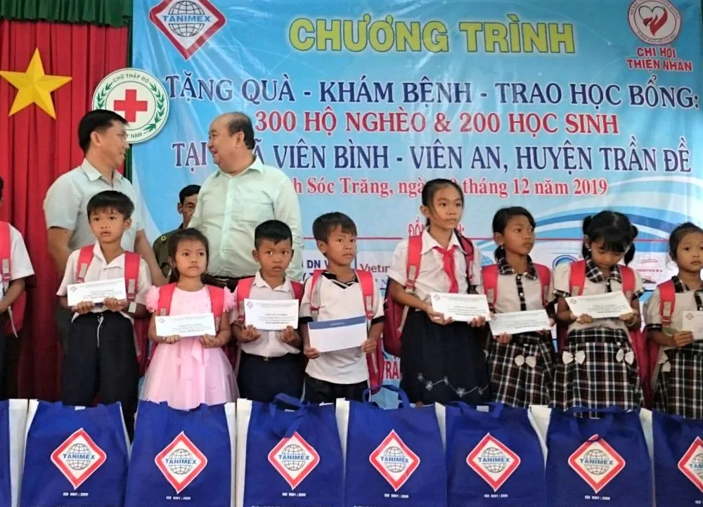 Khám bệnh, tặng quà cho người nghèo Sóc Trăng. Ảnh: TRÍ NHÂN
