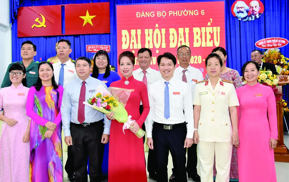 Đồng chí Nguyễn Trí Dũng, Phó Bí thư Thường trực Quận ủy Gò Vấp, chúc mừng Ban Chấp hành Đảng bộ phường 6 quận Gò Vấp nhiệm kỳ mới. Ảnh: QUANG HUY