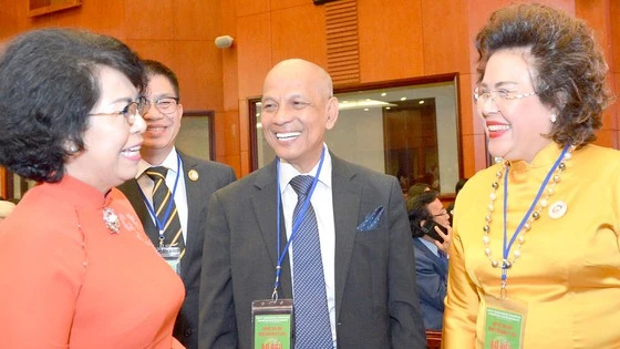 Ông Peter Hồng (thứ 2, từ phải qua) tại hội nghị gặp gỡ, tiếp nhận ý kiến kiều bào do TPHCM tổ chức. Ảnh: VIỆT DŨNG