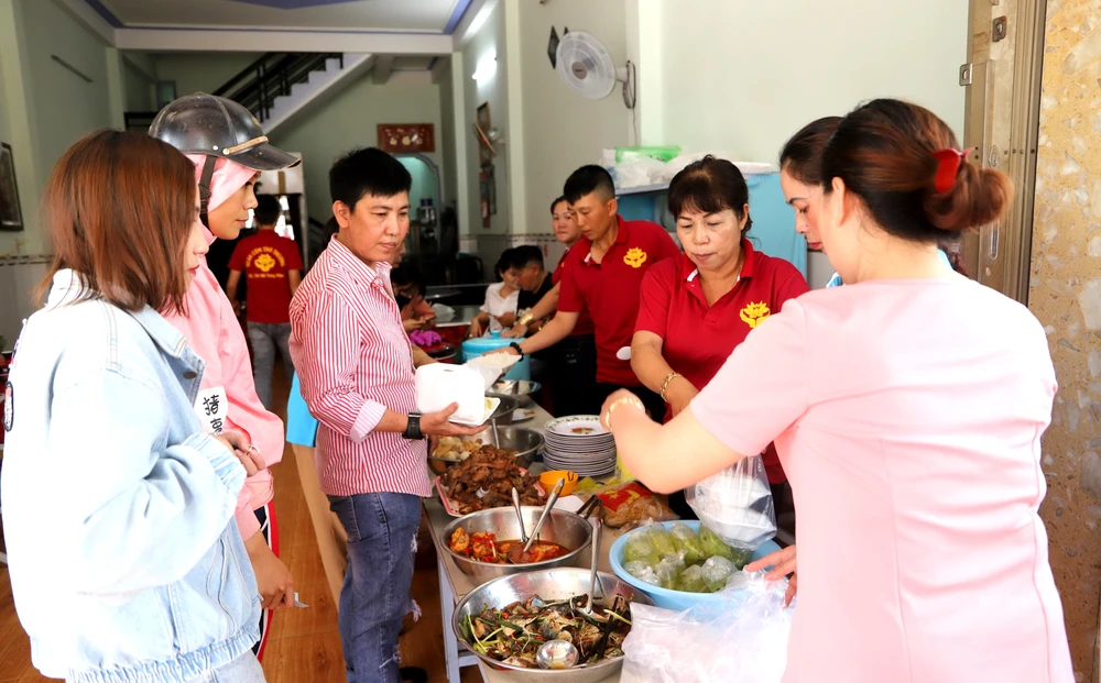 Quán cơm Tình thương hoạt động với phương châm “Ngon - Bổ - Rẻ”