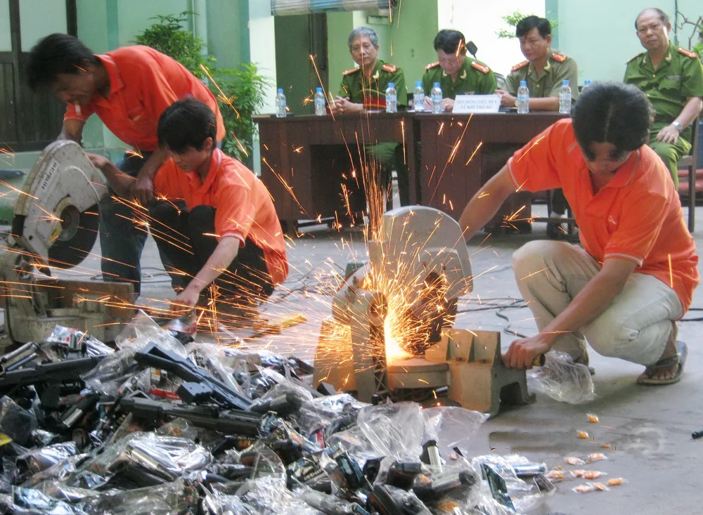 Công an TPHCM tiêu hủy hung khí thu được của các băng nhóm tội phạm. Ảnh: ĐOÀN HIỆP