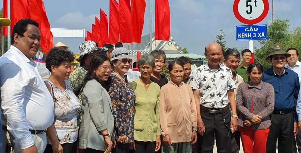 Ông Nguyễn Minh Hiếu, Chủ tịch HĐQT SSC (thứ nhất bên trái) cùng bà con vùng biên giới Tây Nam tại Lễ Khánh thành cầu Kênh 3 Xã, đây là 1 trong 6 chiếc cầu do SSC tài trợ cho Kiến Tường, Long An.