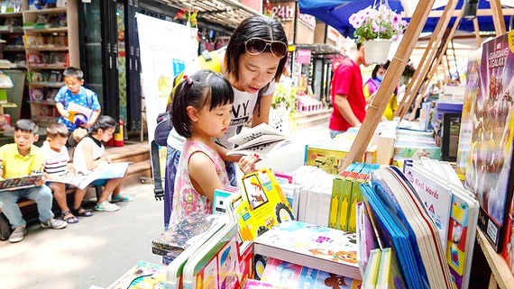 Mẹ và bé lựa chọn sách tại Đường sách TPHCM. Ảnh: DŨNG PHƯƠNG