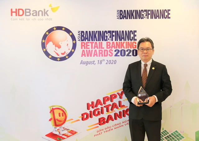Ông Trần Hoài Phương – Giám đốc Khối Khách hàng Doanh nghiệp, đại diện HDBank nhận giải