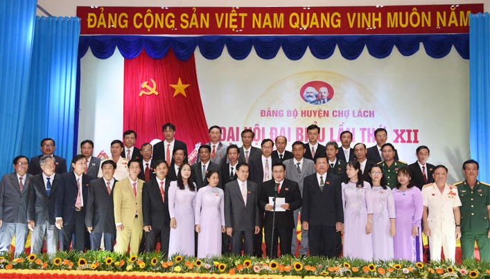 Ban Chấp hành Đảng bộ huyện Chợ Lách nhiệm kỳ 2020-2025 ra mắt. Ảnh: Cổng TTĐT Bến Tre