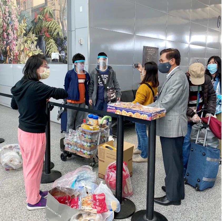 Đại dịch Covid-19 trên đất Mỹ - Thấm thía 2 chữ đồng bào ảnh 5