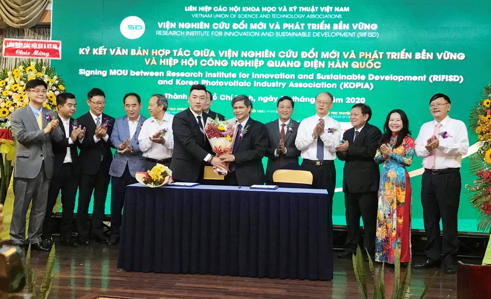 Đại diện RIFISD cùng đại diện đối tác chiến lược trong lễ ra mắt