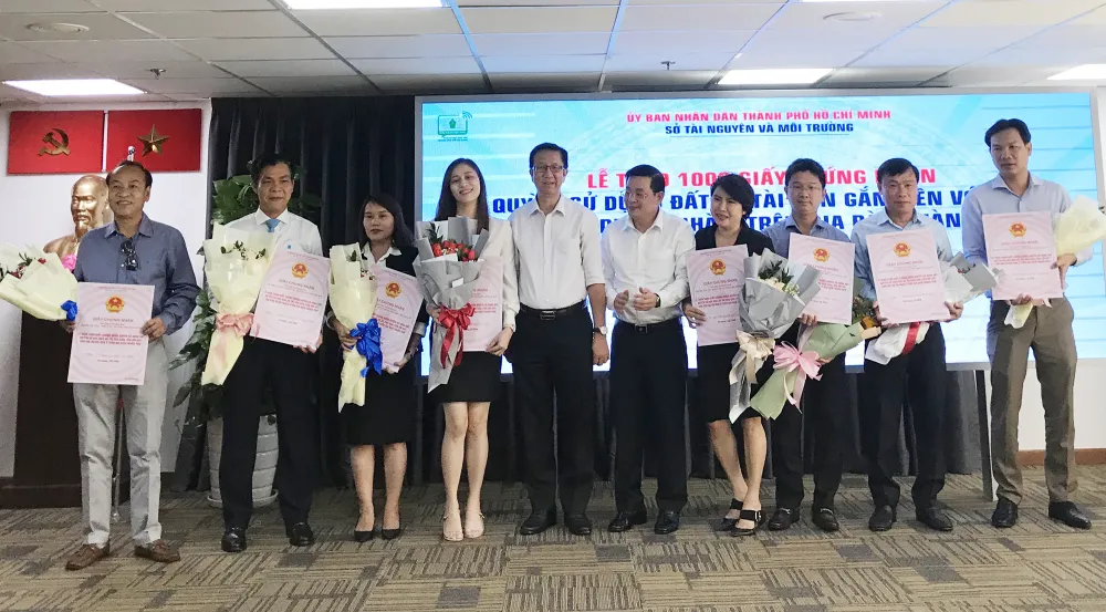 Ông Nguyễn Toàn Thắng, Giám đốc Sở Tài nguyên - Môi trường TPHCM trao giấy chủ quyền nhà ở cho 16 dự án