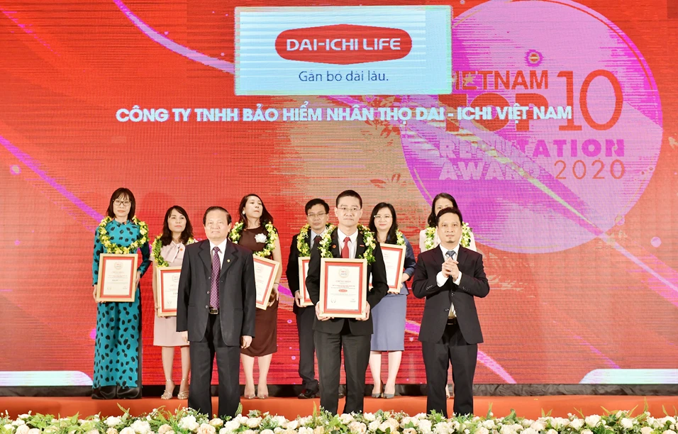 Ông Ngô Việt Phương, Phó Tổng Giám đốc Phát triển kinh doanh kênh Đại lý truyền thống, Dai-ichi Life Việt Nam nhận giải thưởng "Top 10 Công ty Bảo hiểm Nhân thọ uy tín năm 2020".