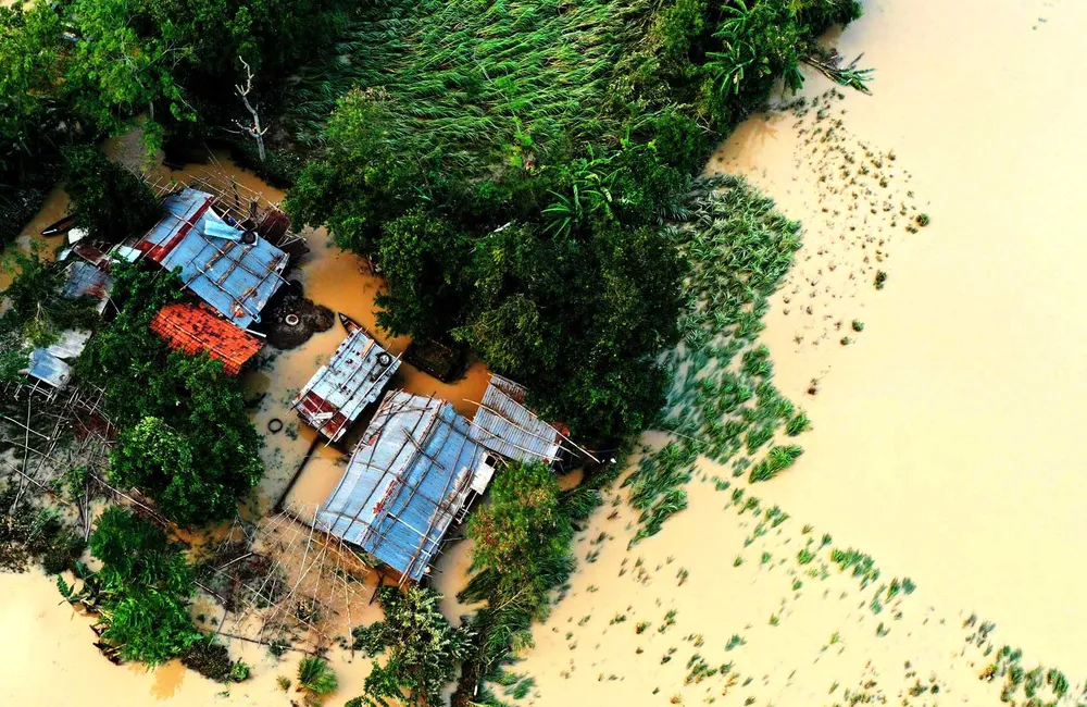 Bão dồn, lũ dập miền Trung  ảnh 2