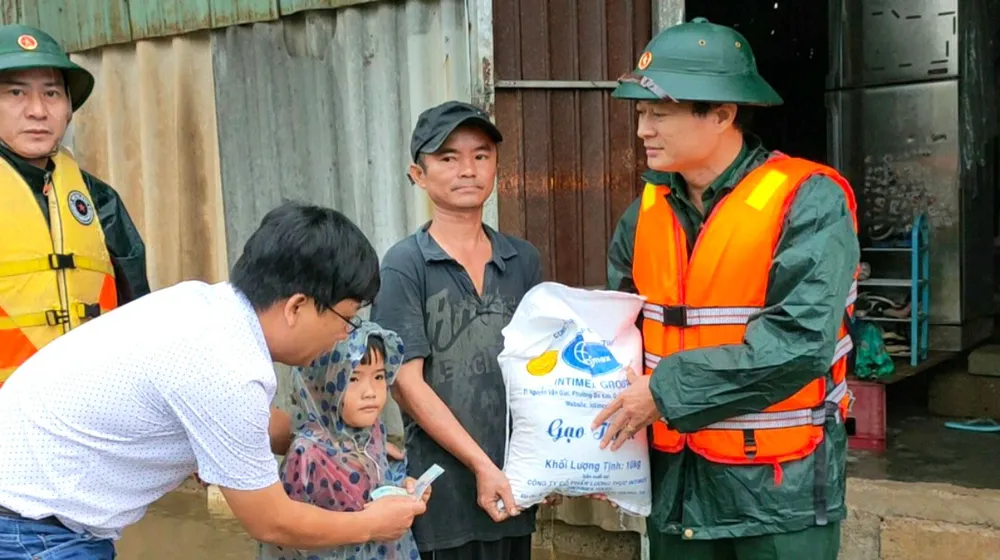 Bão dồn, lũ dập miền Trung  ảnh 6