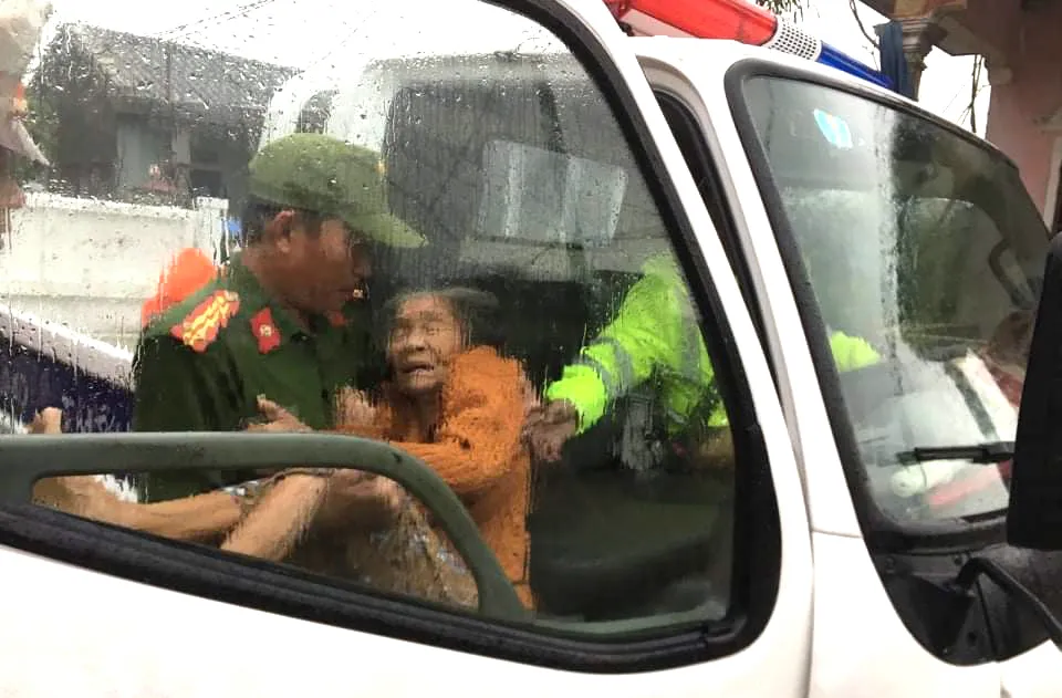 Bão dồn, lũ dập miền Trung  ảnh 7