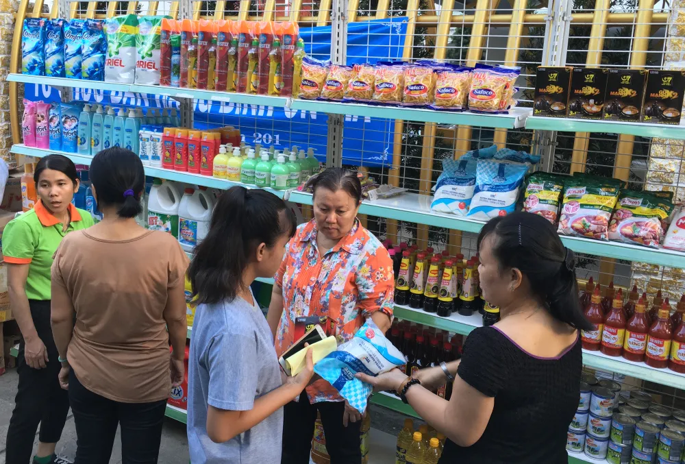 Chương trình “khuyến mãi mùa vàng”: Nhiều nhãn hàng giảm giá bán đến 80% ảnh 1 Chương trình “khuyến mãi mùa vàng”: Nhiều nhãn hàng giảm giá bán đến 80% ảnh 1