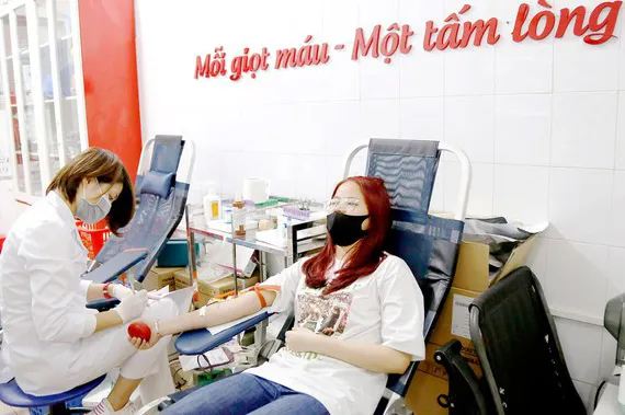 Bạn trẻ hiến máu tình nguyện tại điểm hiến máu nhân đạo 26 Lương Ngọc Quyến, Hà Nội trong những ngày phòng chống dịch Covid-19