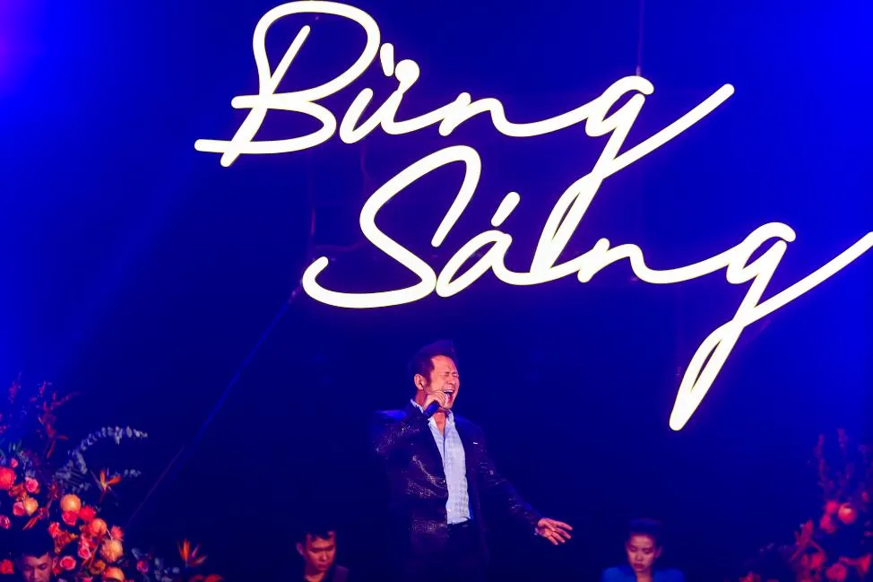 Bằng Kiều thể hiện loạt bài hit trên sân khấu biển Hồ Tràm ảnh 2