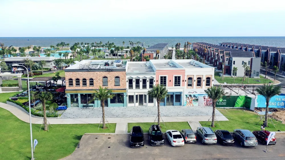 Bằng Kiều thể hiện loạt bài hit trên sân khấu biển Hồ Tràm ảnh 6