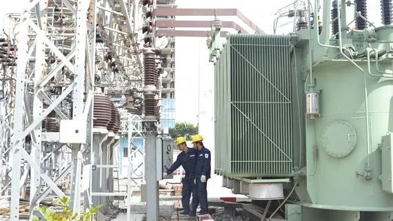 Công nhân EVNHCMC đang kiểm tra hệ thống điện