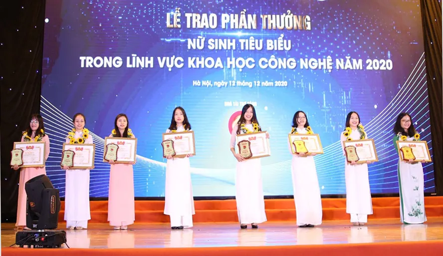 Các nữ sinh được vinh danh tại buổi lễ. Ảnh: vnuhcm