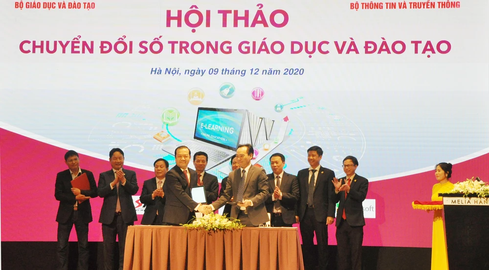 Thứ trưởng Bộ GD-ĐT Hoàng Minh Sơn (bên phải) và Chủ tịch HĐTV VNPT ký biên bản ghi nhớ chuyển đổi số trong GD-ĐT