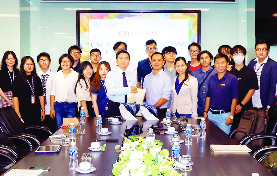 Chủ tịch Tập đoàn Xây dựng Hòa Bình, ông Lê Viết Hải, chụp hình lưu niệm cùng các sinh viên