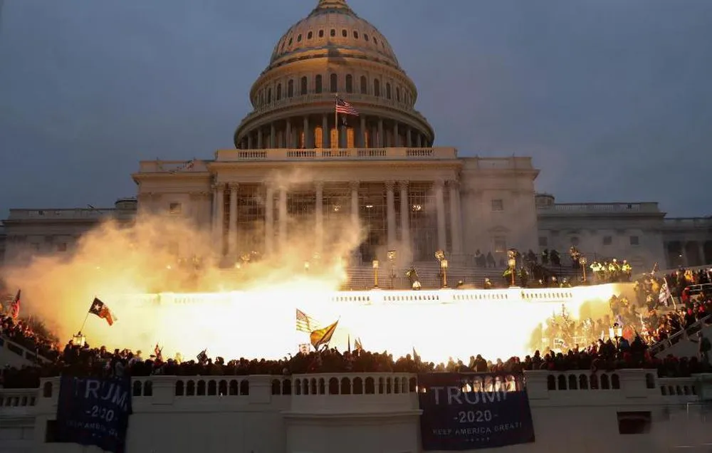 Báo chí thế giới chỉ trích ông Trump giẫm đạp nền dân chủ  ảnh 1