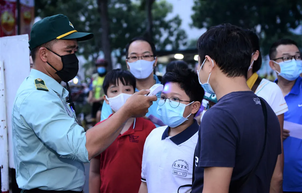 Chương trình đi bộ từ thiện Lawrence S. Ting lần thứ 16: Trao 2,8 tỷ đồng ủng hộ người nghèo ảnh 4